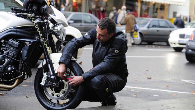 Βρήκε την κλεμμένη μοτοσυκλέτα του αλλά δεν μπορεί να την πάρει πίσω 