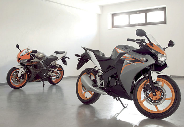 Μιλώντας για την κατηγορία των μικρών μοτοσικλετών, το πρώτο πράγμα που μας έρχεται στο μυαλό είναι η οικονομική απόκτησή τους. Ωστόσο, όπως δείχνουν και τα νέα ή ανανεωμένα μοντέλα που θα δούμε μέσα στο 2011, οι μικρές μοτοσικλέτες μπορούν να προσφέρουν επιπλέον πρακτικότητα, διασκέδαση, αλλά και αίσθηση μεγαλύτερης μοτοσικλέτας.

 