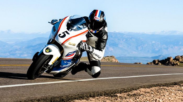 Ηλεκτρικός θρίαμβος στο Pikes Peak! Carlindunne
