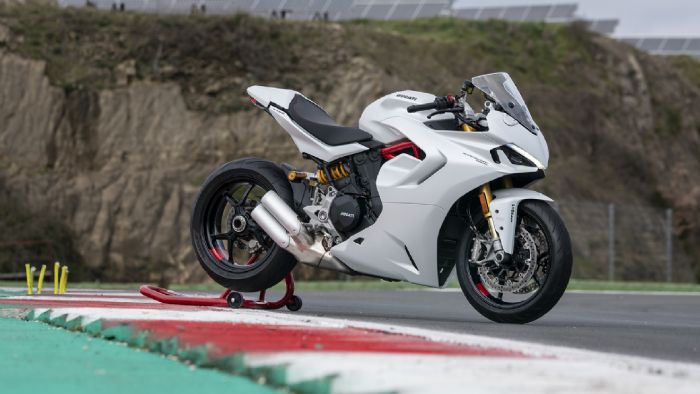 Οδηγώντας το Ducati Supersport 950 2021 στην πίστα της Vallelunga.
