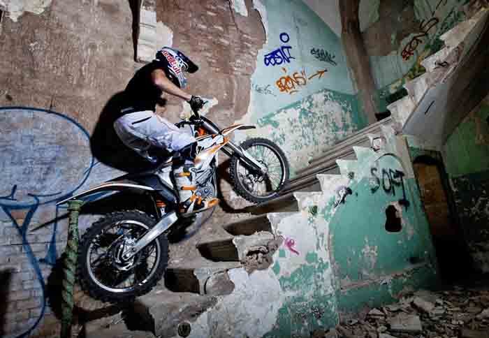 http://www.mototriti.gr/jpg/mtr/390/NEWS/ktmelek1.jpg