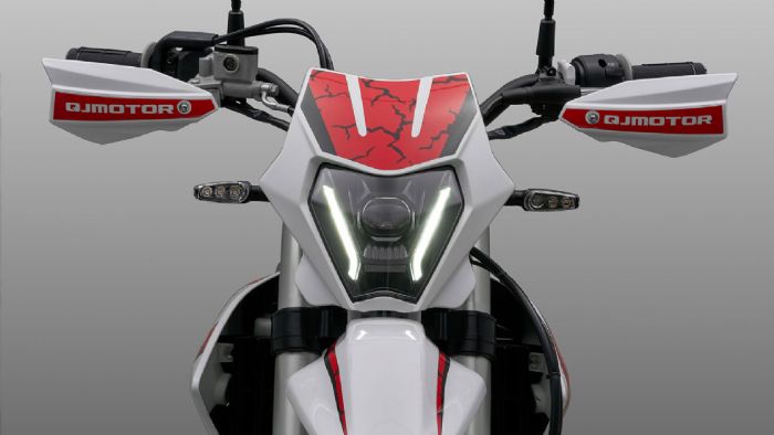 Η σχεδίαση του COV 125 έχει σαφή επιθετικό ύφος, με δυναμικές γωνίες, αιχμηρό φέ Η σχεδίαση του COV 125 έχει σαφή επιθετικό ύφος, με δυναμικές γωνίες, αιχμηρό φέρινγκ και μυώδες ρεζερβουάρ.