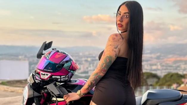 Θλίψη προκαλεί ο θάνατος της Karen Sofia Quiroz Ramirez, γνωστής ως “Biker Θλίψη προκαλεί ο θάνατος της Karen Sofia Quiroz Ramirez, γνωστής ως “Bikergirl”, η οποία είχε χτίσει μεγάλο μέρος της διαδικτυακής της παρουσίας οδηγώντας χωρίς χέρια και ντυμένη με ιδιαίτ