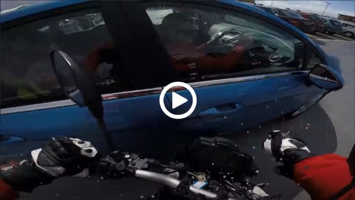 VIDEO: Αναβάτης MT-125 πέφτει πάνω σε Fiesta - «σφαγέα»