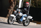 suzuki -  Αν πάντα λαχταρούσατε το χρώμιο και την πέρλα, τη χαμηλή θέση οδήγησης και τις χαλαρές βόλτες, τότε το Suzuki GZ125 Marauder θα ταιριάξει «γάντι» στην περίπτωσή σας. Το μηχανάκι αποτελεί μια καλή εισαγωγή στις συγκινήσεις του μοτοσικλετισμού. Δοκιμή: Suzuki GZ125 Marauder 