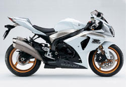 suzuki - Με μικρά και σταθερά βήματα η Suzuki ανανεώνει την γκάμα της. To GSR 750 και το GSX-R 600 βρίσκονται ήδη στους δρόμους και το ανανεωμένο V-Strom έκανε πριν από λίγες ημέρες την εμφάνισή του. Από ό,τι φαίνεται σειρά έχει η supebike της ιαπωνικής εταιρίας με τους οπαδούς της να μη μπορούν να περιμένουν! 