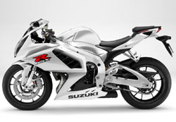 suzuki - Με μικρά και σταθερά βήματα η Suzuki ανανεώνει την γκάμα της. To GSR 750 και το GSX-R 600 βρίσκονται ήδη στους δρόμους και το ανανεωμένο V-Strom έκανε πριν από λίγες ημέρες την εμφάνισή του. Από ό,τι φαίνεται σειρά έχει η supebike της ιαπωνικής εταιρίας με τους οπαδούς της να μη μπορούν να περιμένουν! 