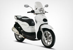 aprilia - Τα Scarabeo κατέχουν ξεχωριστή θέση στην γκάμα της Aprilia, με κύρια γνωρίσματά την ξεχωριστή σχεδίαση, την προηγμένη τεχνολογία και τα υψηλά επίπεδα άνεσης. Η ιταλική εταιρία ανανεώνει το μοντέλο των 125-200 κ.εκ. βελτιώνοντας την εμφάνιση και την εργονομία του, ενώ κρατώντας παράλληλα την τιμή στα ίδια επίπεδα. 