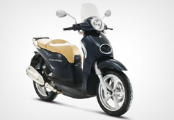 aprilia - Τα Scarabeo κατέχουν ξεχωριστή θέση στην γκάμα της Aprilia, με κύρια γνωρίσματά την ξεχωριστή σχεδίαση, την προηγμένη τεχνολογία και τα υψηλά επίπεδα άνεσης. Η ιταλική εταιρία ανανεώνει το μοντέλο των 125-200 κ.εκ. βελτιώνοντας την εμφάνιση και την εργονομία του, ενώ κρατώντας παράλληλα την τιμή στα ίδια επίπεδα. 