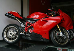 �� ��������� Fan Motorcycles ����������� �� �������� ��� ���������� ������� ���������� ������ ������������. ���������� �������� ������������ ��� test-ride, ��� ������� ������� ������ �� ��� �������� ���� ����� ���� �� �������� track day! ��� �� 2010, ������������ ������ dealer ��� Ducati �� ��������, ���� ������.	 ����������� ������������ ���� �� Ducati ���, ��������� �� ���� ��� Fan Motorcycles