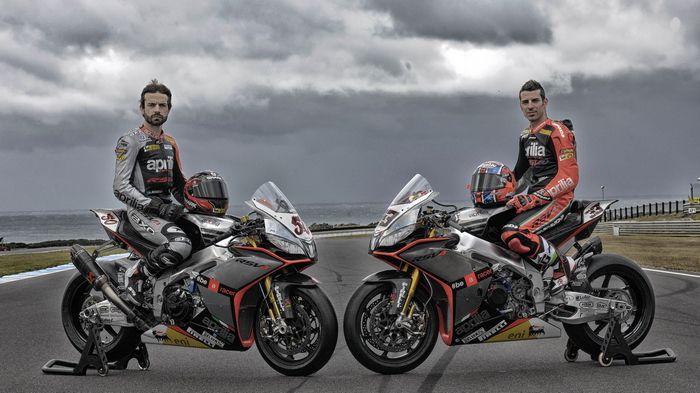 Πανέμορφη, ασημί εμφάνιση για το νέο RSV4, που συνδυάστηκε άψογα με το συνεφφιασμένο, μολυβί ουρανό του Philip Island!