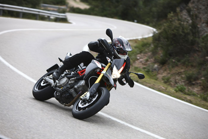 Aprilia Dorsoduro 750 Factory: Εγγυημένη διασκέδαση