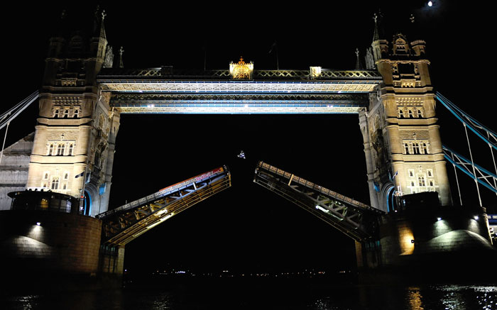 Back Flip στη Tower Bridge
