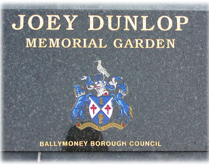 Κατέστρεψαν το μνημείο του Joey Dunlop