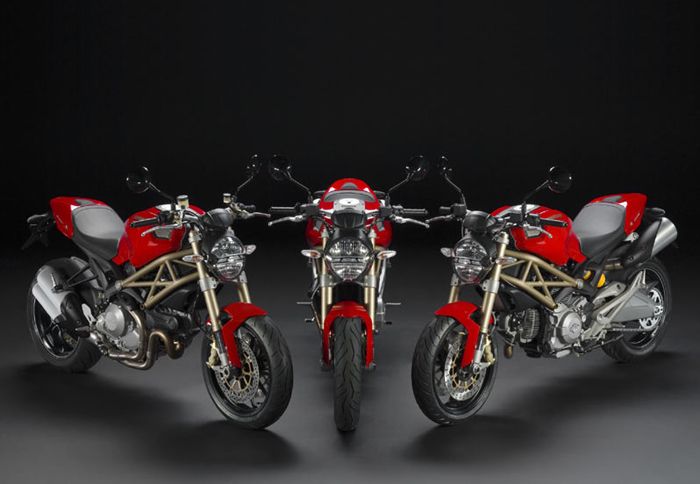 Τα Monster 696, 796 και 1100 EVO θα είναι διαθέσιμα και σε επετειακή έκδοση, με αρκετά ρετρό στοιχεία. 