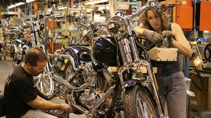 To χειρότερο... δώρο έκανε η Harley-Davidson στους εργαζόμενούς της την ημέρα του Αγ.Βαλεντίνου αφού τους απαγόρευσε τη μουσική κατά την εργασία τους.