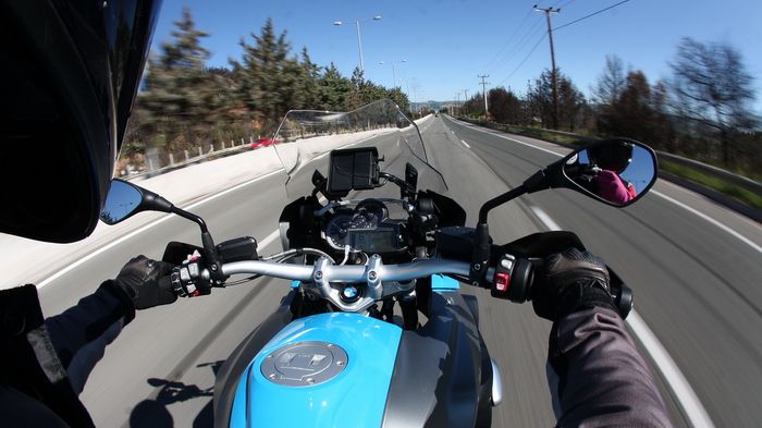 Το γραφείο μας για αυτή την εβδομάδα. Καβάλα στο ολοκαίνουργιο BMW R 1200 GS, ταξιδάκι στην Εθνική.