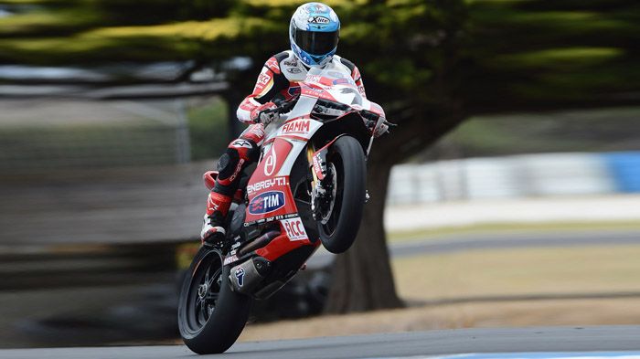 Κανένα πρόβλημα για τον Carlos Checa, που ξεπέρασε τα προβλήματα υγείας, και έκανε την καλύτερη αρχή με το Ducati Panigale!