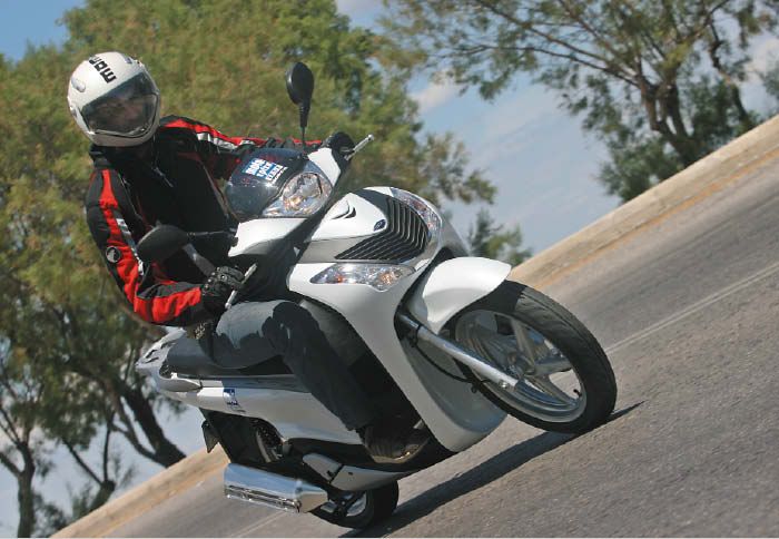 Πιστή στο πνεύμα της διπλής φιλοσοφίας του SH, η αισθητική του μοιάζει να συνδυάζει στοιχεία από την πρακτική και τη sport σφαίρα.