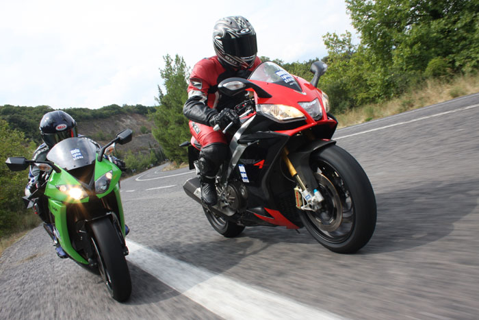 Kawasaki ZX-10R εναντίον Arpilia RSV 4 Factory