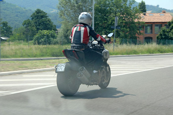 Spy photo: Muscle bike από τη Ducati