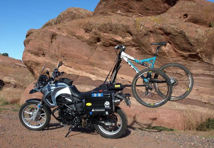 Το 2&times;2 Cycles Bicycle Rack σας επιτρέπει να μεταφέρετε το ποδήλατό σας με τη μοτοσικλέτα σας!