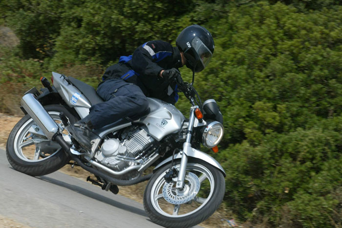 Oδηγούμε το νέο Honda CBF250