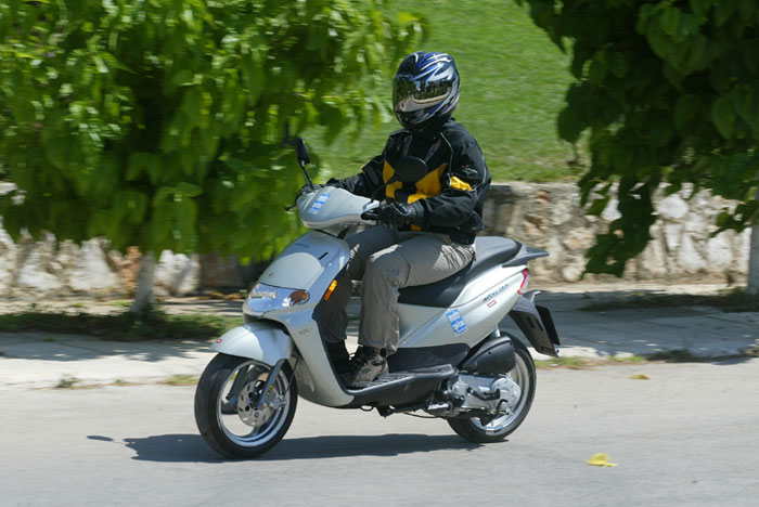 Οδηγούμε το Derbi Αtlantis100