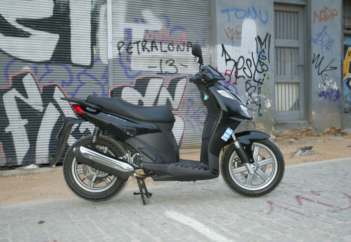 Στην πόλη με το Aprilia Sportcity 200