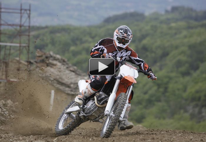 Τα νέα KTM SX εν δράσει με τον Sleeter να αποδεικνύει γιατί είναι ο no.1 δοκιμαστής της αυστριακής εταιρίας στη B.Αμερική. 
