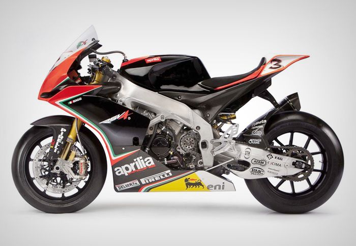 Ο Max Biaggi έδωσε τη λαβή για τις φήμες ανανέωσης του Aprilia RSV4 το 2013.