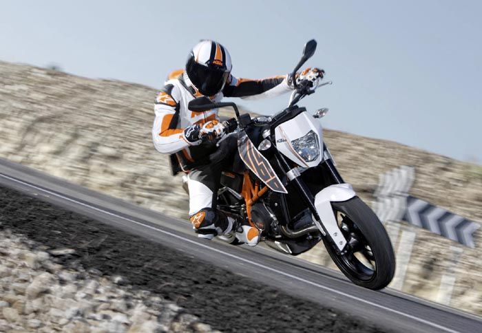 Το ανανεωμένο KTM 690 Duke διατίθεται και στη χώρα μας, με 8.450 ευρώ. 
