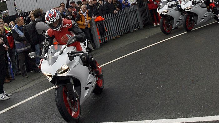 Το Ducati 899 Panigale έκανε την πρώτη εμφάνισή του στο Ηνωμένο Βασίλειο με αναβάτη τον πρώην παγκόσμιο πρωταθλητή Carl Fogarty.