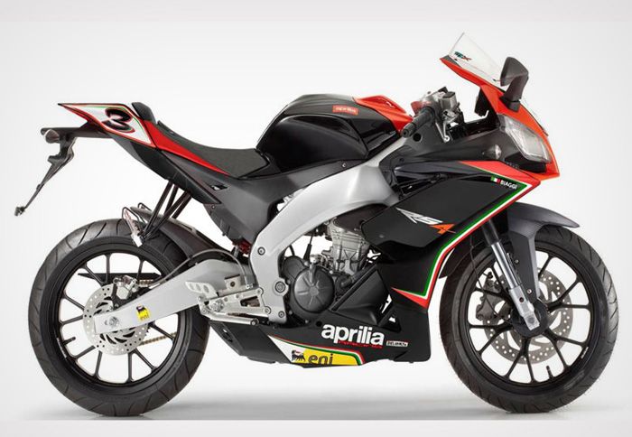 Η Aprilia παρουσίασε την ειδική έκδοση RS4 125 SBK Replica, γιορτάζοντας την πρώτη θέση του Max Biaggi στα SBK, μετά από τρεις γύρους. 