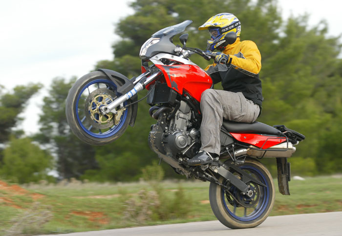Aprilia Pegaso Strada ’06 με 6.090 €