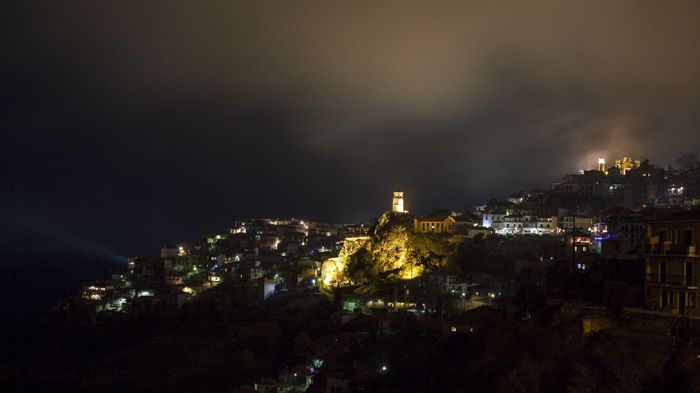 Η Αράχωβα έβαλε τα γιορτινά της!