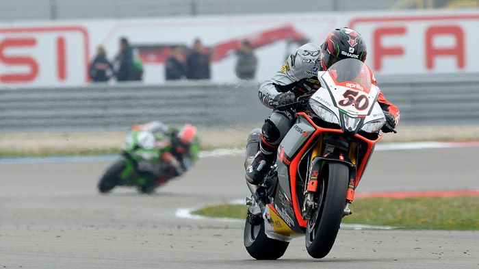 Ο Sylvain Guintoli ήταν ο μεγάλος νικητής στο 1ο σκέλος στο Assen με τον Sykes να μην προλαβαίνει να τον πιέσει στο τέλος.