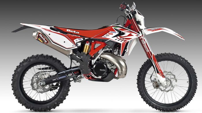Two stroke forever! Ιδού η δίχρονη καθαρά αγωνιστική μοτοσικλέτα της ΒΕΤΑ, στα 300 κυβικά, φορτωμένη με καλούδια.