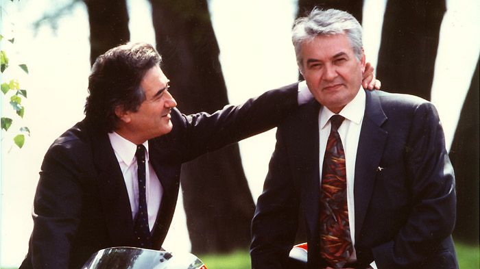 Claudio Castiglioni (αριστερά) και Massimo Tamburini. Διακρίνεται η ζελατίνα της MV Agusta 750 F4.