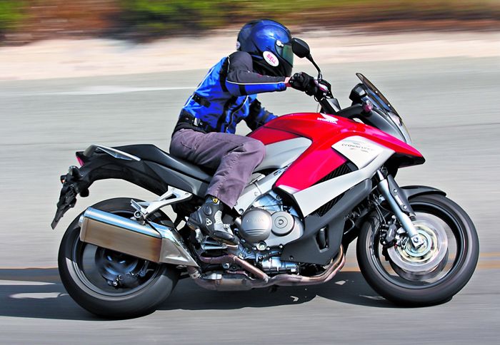 Αυτό που εντυπωσιάζει στο Crossrunner είναι η ευκολία και η προβλεψιμότητα που επιδεικνύει, όταν ο αναβάτης κινείται με σβέλτο αλλά όχι παρανοϊκά γρήγ