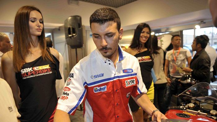 Την εργοστασιακή Aprilia RSV4, που κυριάρχησε στο Πρωτάθλημα Οδηγών και Κατασκευαστών το 2010 και το 2012, θα οδηγήσει ο Davide Giugliano.