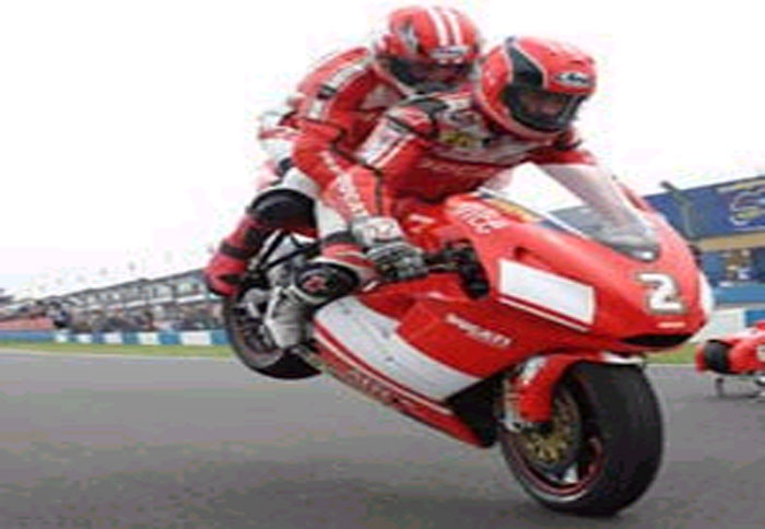 Βόλτα με τον Randy Mamola…;