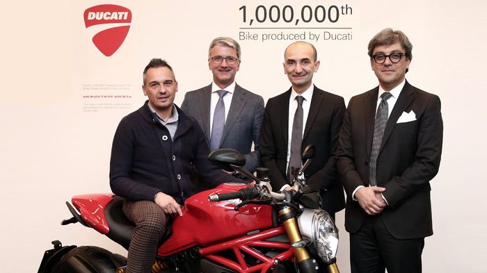 Ο τυχερός αναβάτης της εκατομμυριοστής Ducati, δίπλα στους CEO των Audi και Ducati.