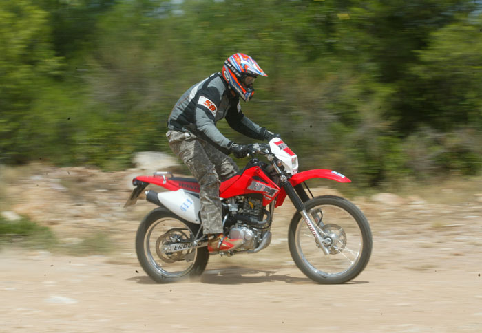 Ένα από τα βασικότερα πλεονεκτήματα του CRE 230 Easy Enduro είναι ο περιορισμένος όγκος και το χαμηλό βάρος.