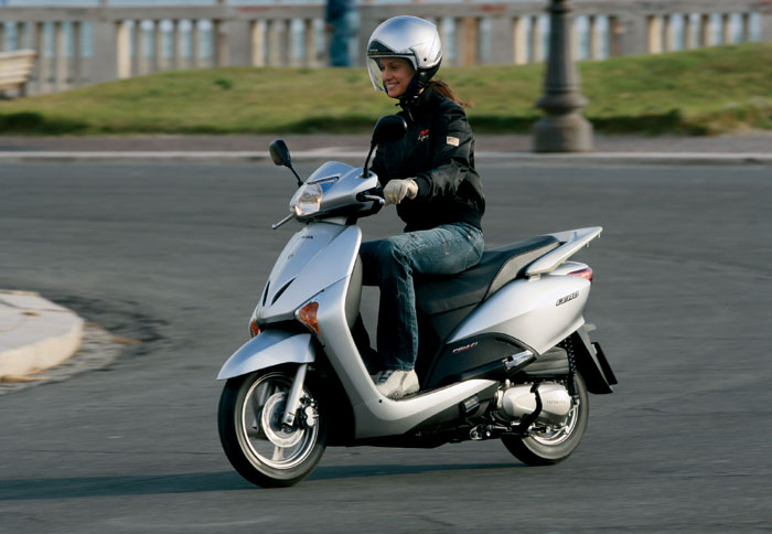 Η Honda ανανεώνει το Lead 100