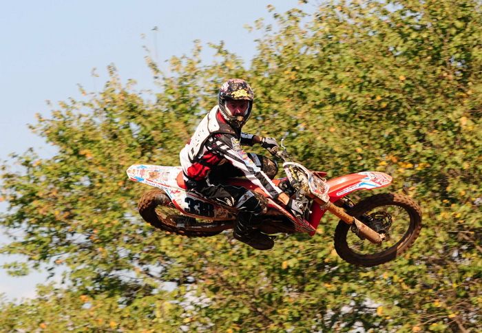 Με εξαίρεση ένα σκέλος, ο Παναγιώητς Κουζής κέρδισε όλα τα υπόλοιπα σκέλη των 7 αγώνων του πρωταθλήματος ΜΧ για το 2012, στην κατηγορία ΜΧ1!