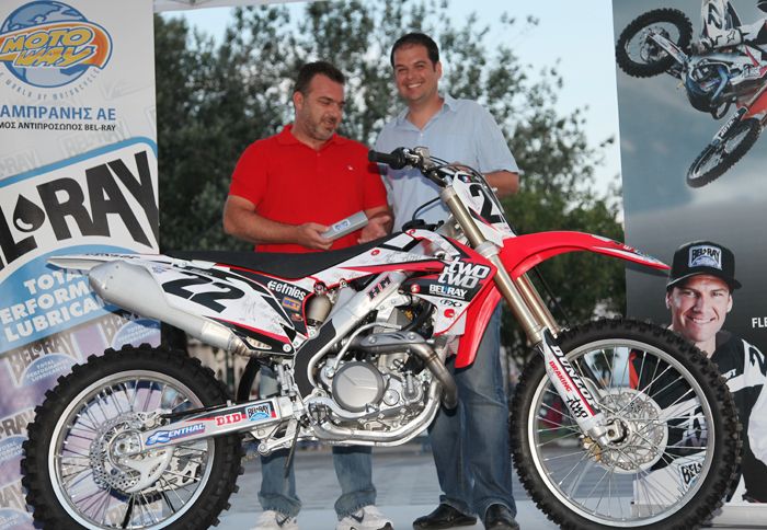 Η ρέπλικα του Honda CRF450R του Chad Reed παραδόθηκε στον Έλληνα συνεργάτη της Bel-Ray στην Κρήτη.