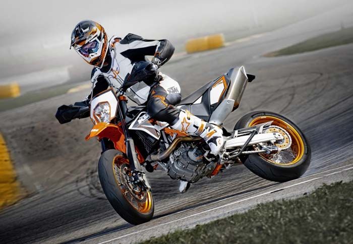 Το ΚΤΜ SMC 690R ανανεώθηκε σε μεγάλο βαθμό, όσον αφορά στον κινητήρα και τα περιφερειακά του μέρη.