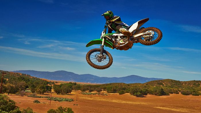 Τέσσερις συνεχόμενες χρονιές κερδίζει το δυσκολότερο πρωτάθλημα ΜΧ του κόσμου ο Ryan Villopoto καβάλα στο ΚΧ450F. Τυχαίο;