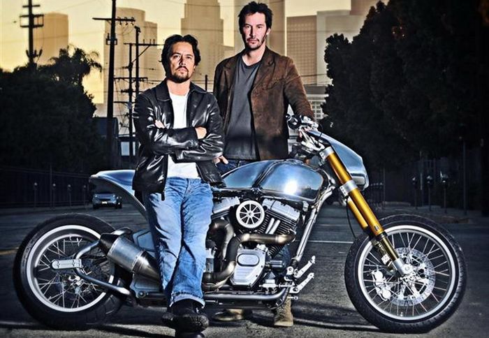 O Keanu Reeves με συνεταίρο τον Gard Hollinger, ίδρυσαν την εταιρεία custom μοτοσικλετών με το όνομα Arch Motorcycle Company.